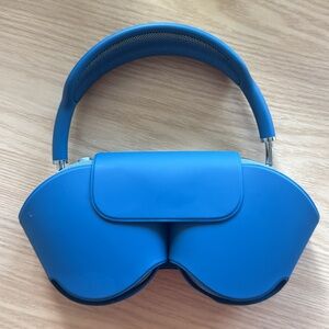 AirPods Max with smart case